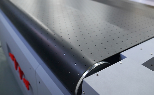 Equipment equipped with conveyor belt Equipment equipped with conveyor belt